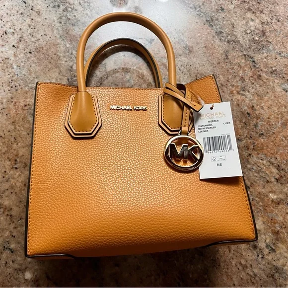 Michael Kors MERCER MD MESSENGER
Cider color new without tags - Picture 1 of 5